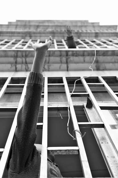 聽到聲音小哥倆就在窗戶邊集合，不聚不散。