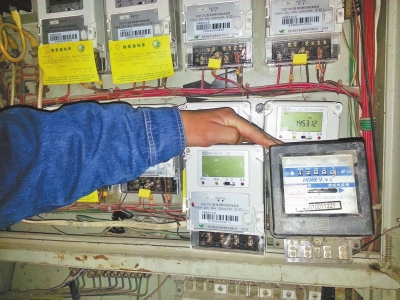 　跟智能電表（左）相比，老式機械電表（右）就像個“老古董”。