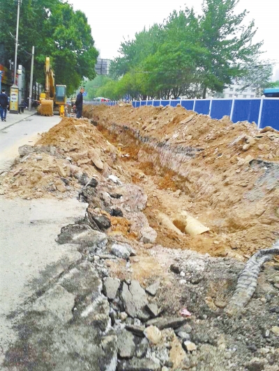 文化路大修改造工程，目前西半幅圍擋已基本鋪設(shè)到位。