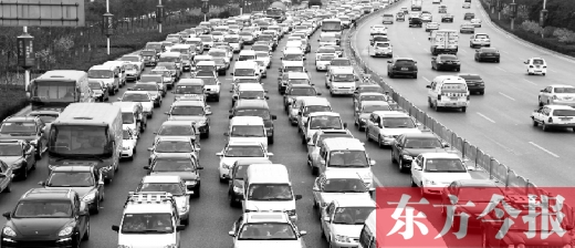 21日，鄭州市中州大道，大量擁堵的汽車將寬寬的道路變成“停車場”