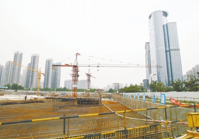 中州大道與金水東路東北角，正在建一座大型停車場。