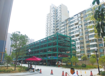商城路與英協(xié)路交叉口附近的濱河綠苑小區(qū)內(nèi)，剛剛建好一個(gè)立體停車場。