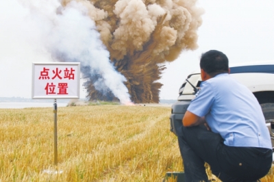 民警點火，引爆爆炸物品。
