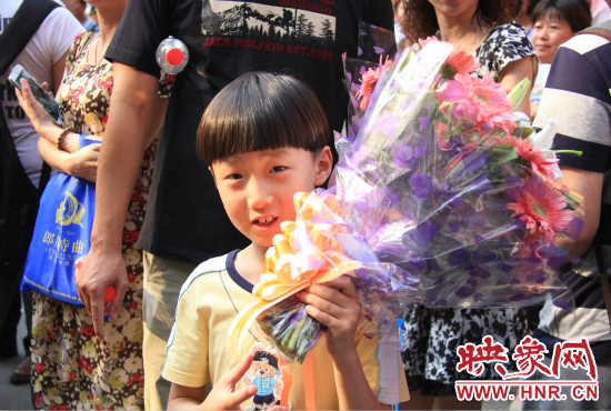 杜澤一直在考點門口等待表姐走出考場。