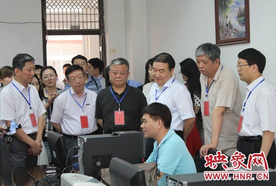 在評卷質(zhì)檢組,工作人員介紹說,今年有四級質(zhì)檢(即小組質(zhì)檢、題組質(zhì)檢、學(xué)科質(zhì)檢、省質(zhì)檢),確保嚴(yán)把質(zhì)量