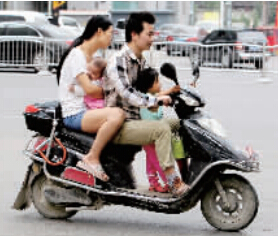 帶著孩子騎電動(dòng)車(chē)，安全一定要放在第一位。