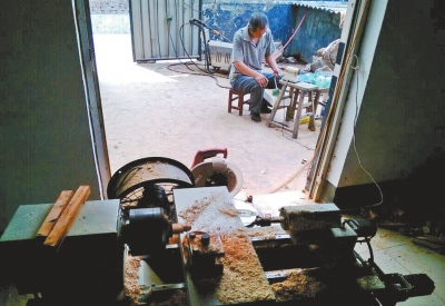 前邊是加工珠子的小車床,后邊正在拋光珠子。