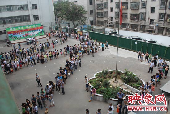 報名現場從一大早便已排起了長龍。