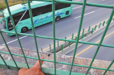 事發(fā)現(xiàn)場(chǎng)的橋梁護(hù)欄上,還留有疑似肇事瀝青塊的碎片。