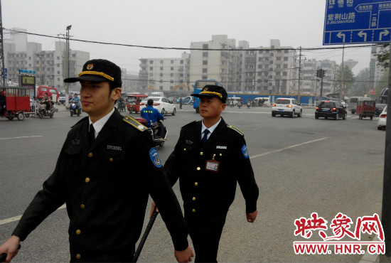 每天，老王的工作就是在火車站附近巡邏