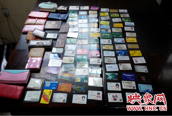 在日常執(zhí)勤當(dāng)中，巡防隊(duì)員經(jīng)常能撿到很多的身份證和銀行卡。