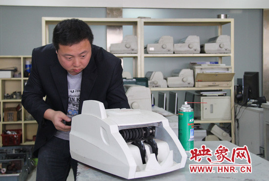 陸涌每天的工作就是和機器“談心”、發(fā)現(xiàn)故障、修好它們。