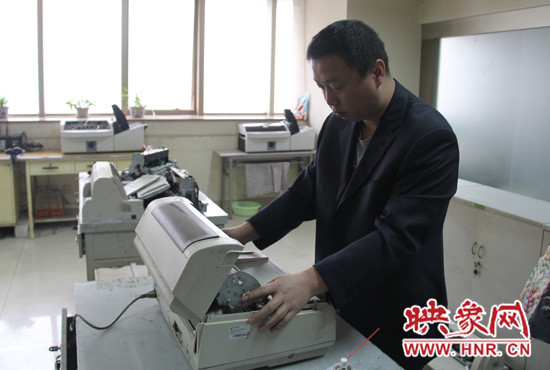 “不行，我再試一下，我一定要修好它?！庇龅诫y題，東北人身上的那股執(zhí)拗勁讓他又堅持了下來