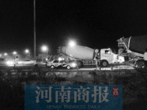 事發(fā)后,民警在現(xiàn)場(chǎng)附近查渣土車和水泥罐車 事發(fā)后,民警在現(xiàn)場(chǎng)附近查渣土車和水泥罐車