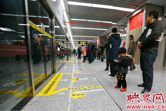 小朋友在等候區(qū)內等待地鐵。