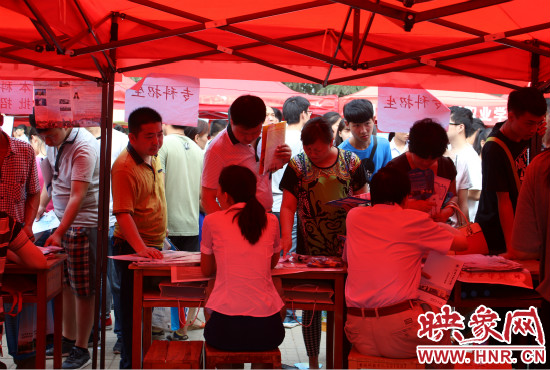 家長們最關(guān)心的還是畢業(yè)以后孩子的就業(yè)情況。