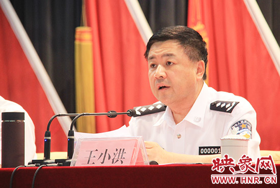 河南省公安廳廳長王小洪向獲評的先進(jìn)集體和個人祝賀 河南省公安廳廳長王小洪向獲評的先進(jìn)集體和個人祝賀