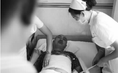 昨天，鄭州市第一人民醫(yī)院，被打傷的鄭州管城區(qū)執(zhí)法隊(duì)員唐建偉在接受治療。