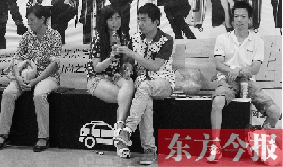 昨天，火車站地一大道納涼點已有許多市民坐在商場的椅子上乘涼