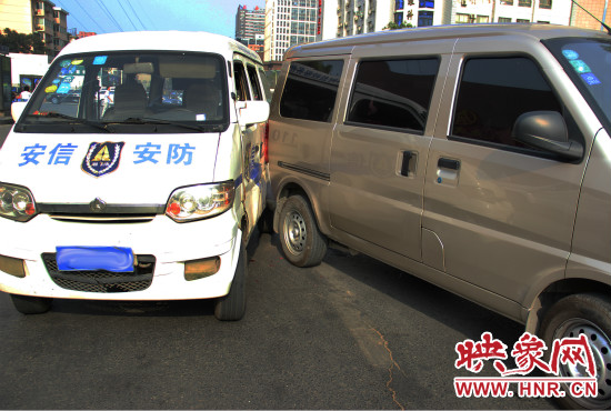 兩輛面包車也被牽連。