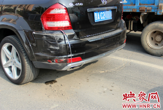 無辜奔馳越野車殘被追尾。