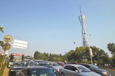 航海路中原福塔門前調頭口被封閉，等待左轉調頭的車輛排起長隊。