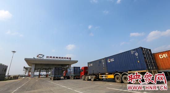 一頭連著生產(chǎn)，一頭牽著消費，現(xiàn)代物流業(yè)成為經(jīng)濟(jì)運行的血脈。 段晉哲/攝