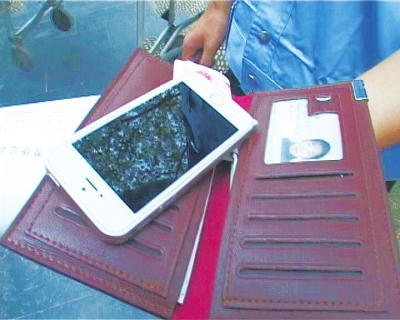 錢包里裝了5000來塊錢，懷里揣著最新的蘋果5S“土豪金”手機(jī)