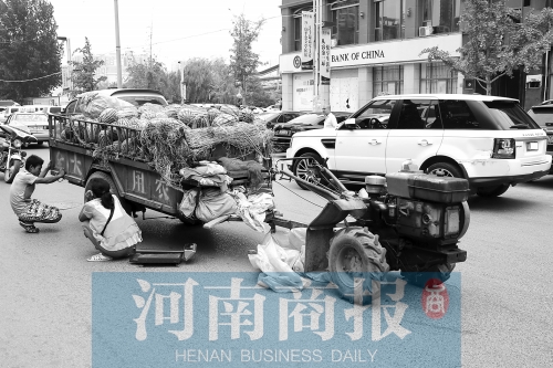 兩車相蹭后，小陳與妻子慌了神