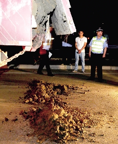 中州大道與北三環(huán)交叉口一輛邊走邊漏的渣土車被查扣 中州大道與北三環(huán)交叉口一輛邊走邊漏的渣土車被查扣