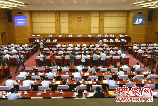 7月29日下午，河南省十二屆人大常委會(huì)第九次會(huì)議召開關(guān)于職業(yè)教育專題詢問會(huì)。