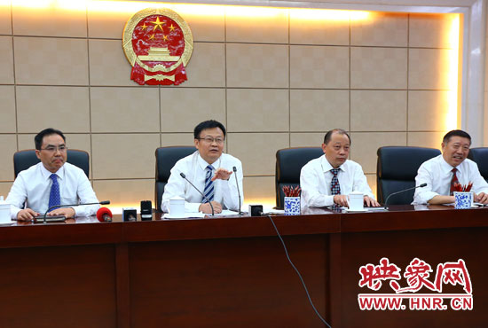 專題詢問會(huì)結(jié)束后，省人大組織召開記者提問會(huì)。