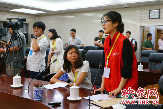 映象網(wǎng)記者就網(wǎng)友關(guān)心熱點(diǎn)問題向省教育廳副廳長尹洪斌提問。