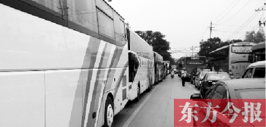 昨日，只能由東向西單行的鄭州市城南路上，闖進了由西向東行駛的大巴車，造成嚴重交通擁堵