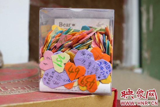 王書佳的床邊放著一個玻璃瓶子，里面是521顆紙心，是生日的時候同宿舍的朋友送給她的。