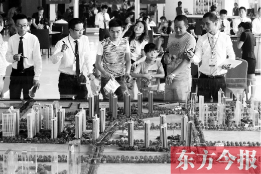 昨天上午，在鄭州市區(qū)一售樓部內(nèi)，看房的顧客比平時多了不少