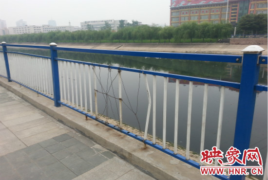 公園內(nèi)多個(gè)護(hù)欄中間的鋼筋條不翼而飛，僅僅是用幾根細(xì)細(xì)鐵絲纏住。