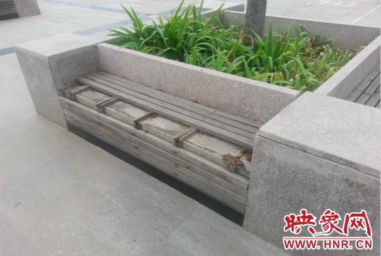 基礎(chǔ)設(shè)施破壞嚴(yán)重，一直無人修理。