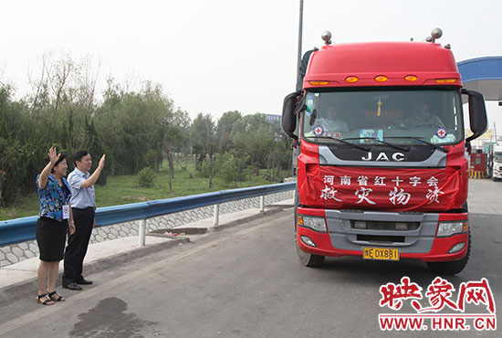 運(yùn)送救災(zāi)物質(zhì)的貨車出發(fā),奔赴災(zāi)區(qū)。