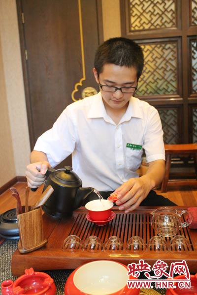 1、水壺里的水煮沸，李克勤把茶葉放進(jìn)茶荷里，準(zhǔn)備溫杯沖茶