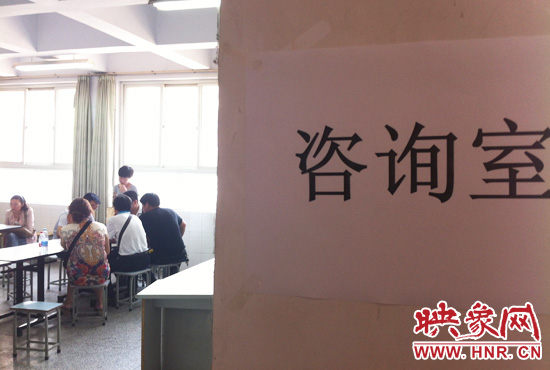 在金水區(qū)教體局設(shè)立的“復(fù)議”現(xiàn)場，家長們提出了各式各樣的問題。