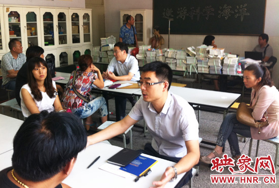 各區(qū)受理咨詢的教育部門工作人員對(duì)于提出的問題一一作出解答。