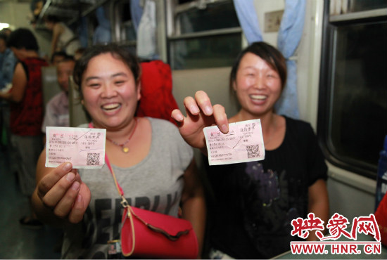 進疆棉農(nóng)展示前往烏魯木齊的車票。