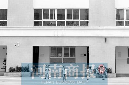 河南兩小學(xué)共用一校園 10個班同上體育課無法跑