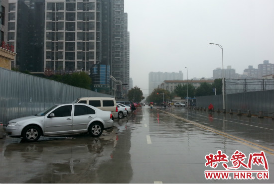 在新開通的東明路上,仍有多數(shù)私家車違規(guī)停車。