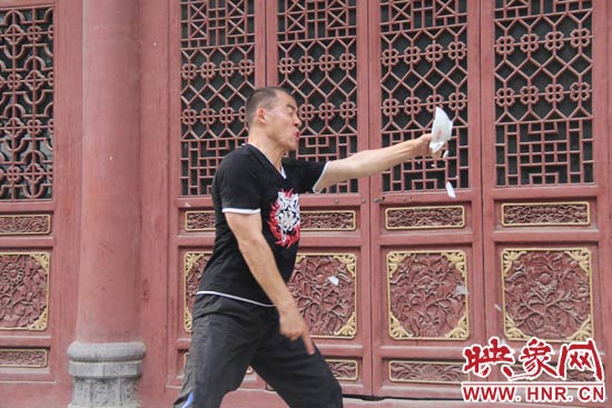 樊偉鵬展示其單指碎碗的絕技。