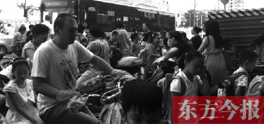 9月4日下午，文化路一小附近，大批陪讀家長接孩子。