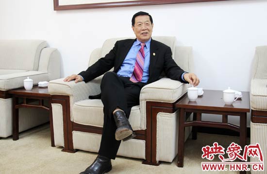 以精湛讀到的刑偵鑒識(shí)技術(shù)享譽(yù)國際的李昌鈺博士，被譽(yù)為“當(dāng)代福爾摩斯”。