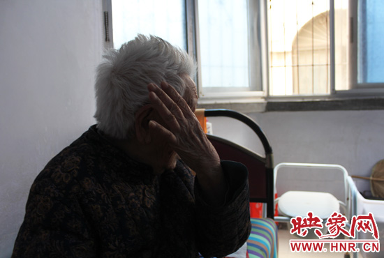 說起敬老院要搬遷,老太太忍不住流眼淚。