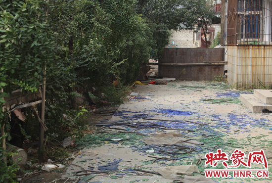 社區(qū)內已是狼藉一片。